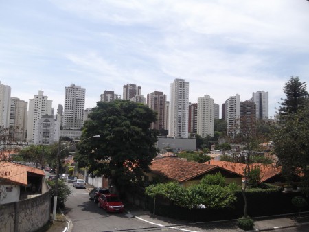 Cercada por grandes empreendimentos, a EE Mary Moraes pode se tornar mais um alvo dos especuladores imobiliários